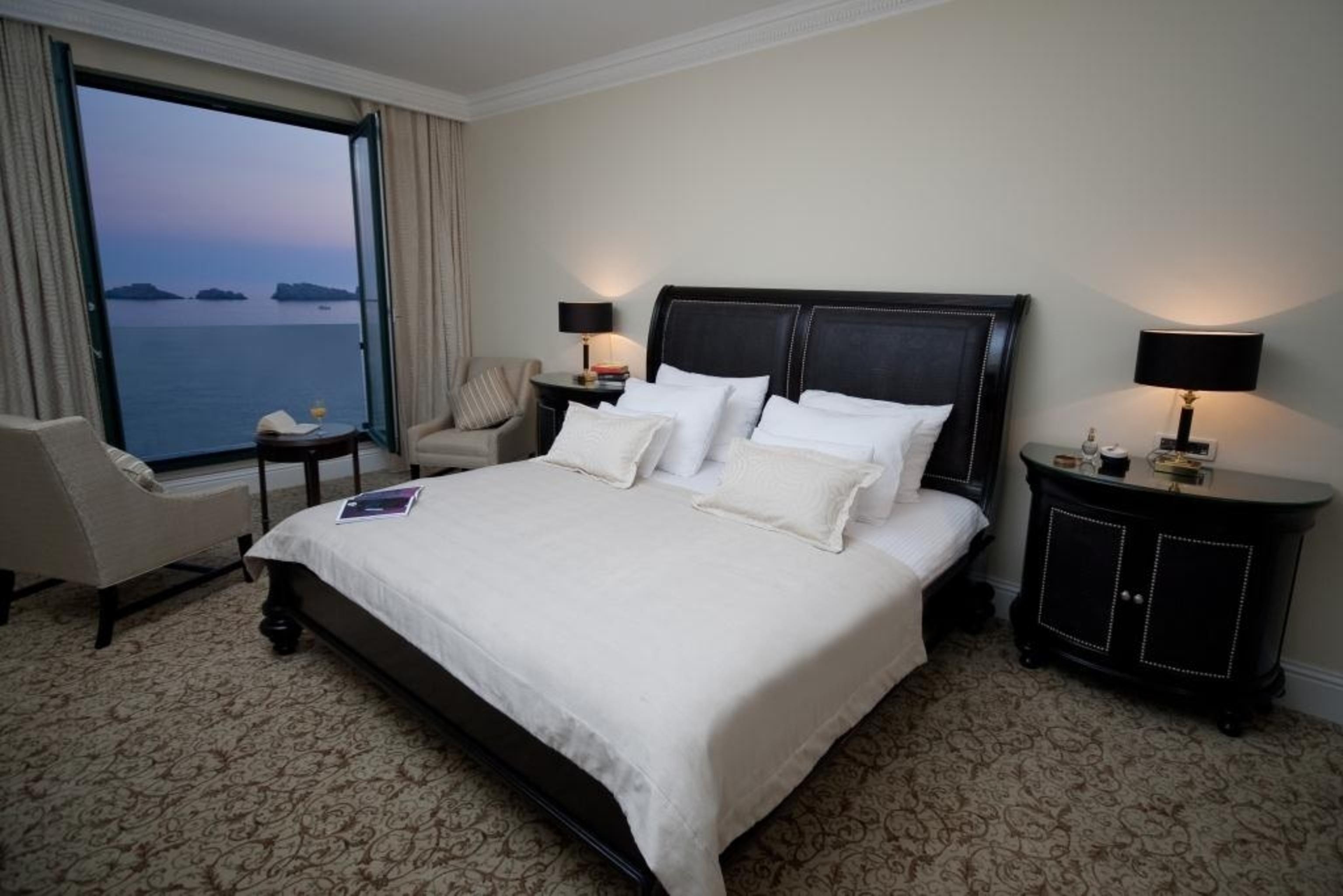 Royal Princess Hotel Dubrovnik Exterior foto A bedroom at the hotel