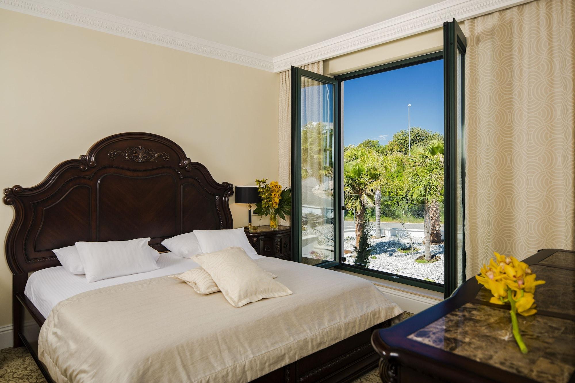 Royal Princess Hotel Dubrovnik Exterior foto A bedroom at the hotel