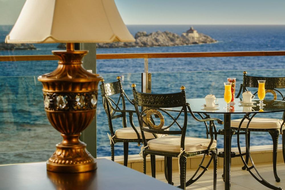 Royal Princess Hotel Dubrovnik Exterior foto View of the Gulf of St. Lawrence from the hotel