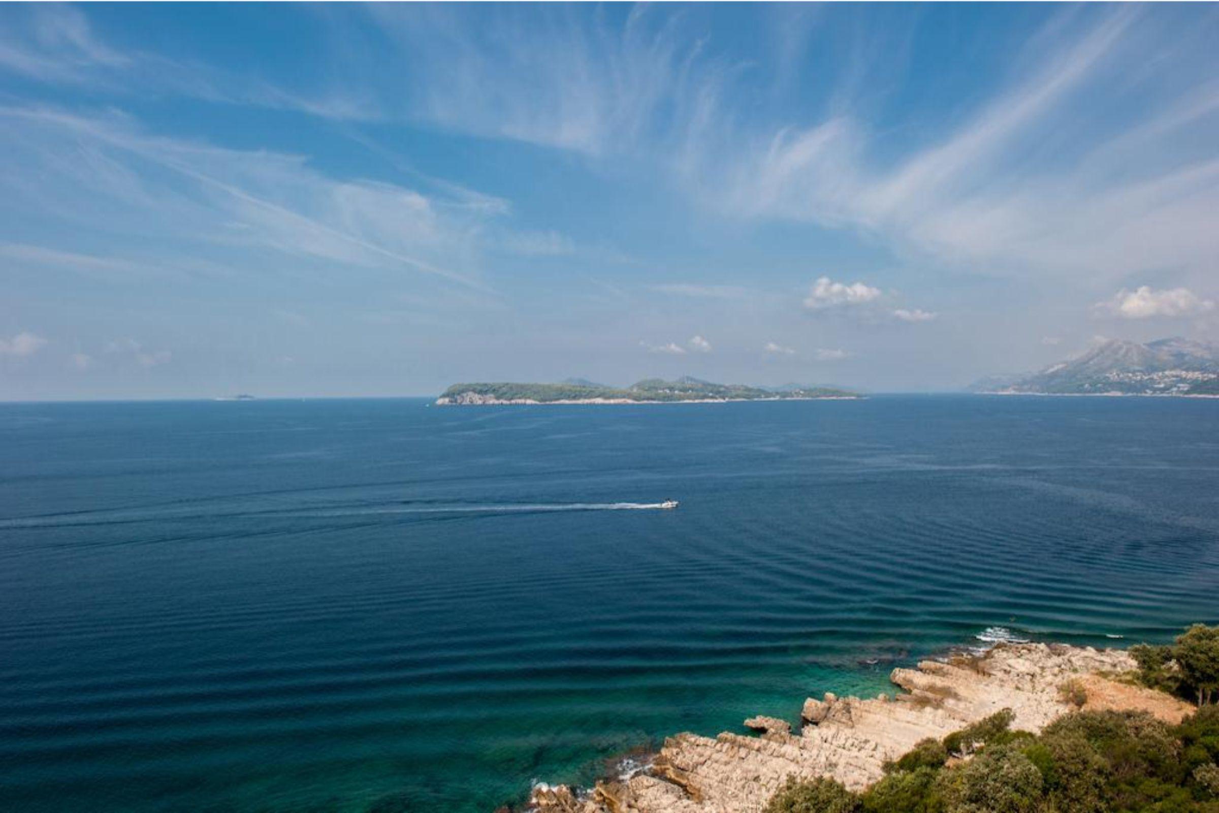 Royal Princess Hotel Dubrovnik Exterior foto View of the island of Brač from the coast of the island of Hvar