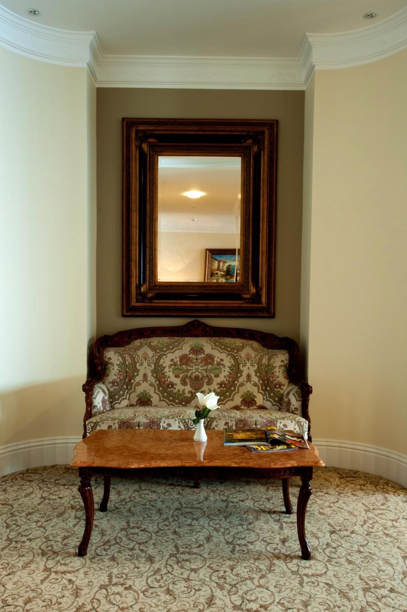 Royal Princess Hotel Dubrovnik Exterior foto A settee in a hotel room