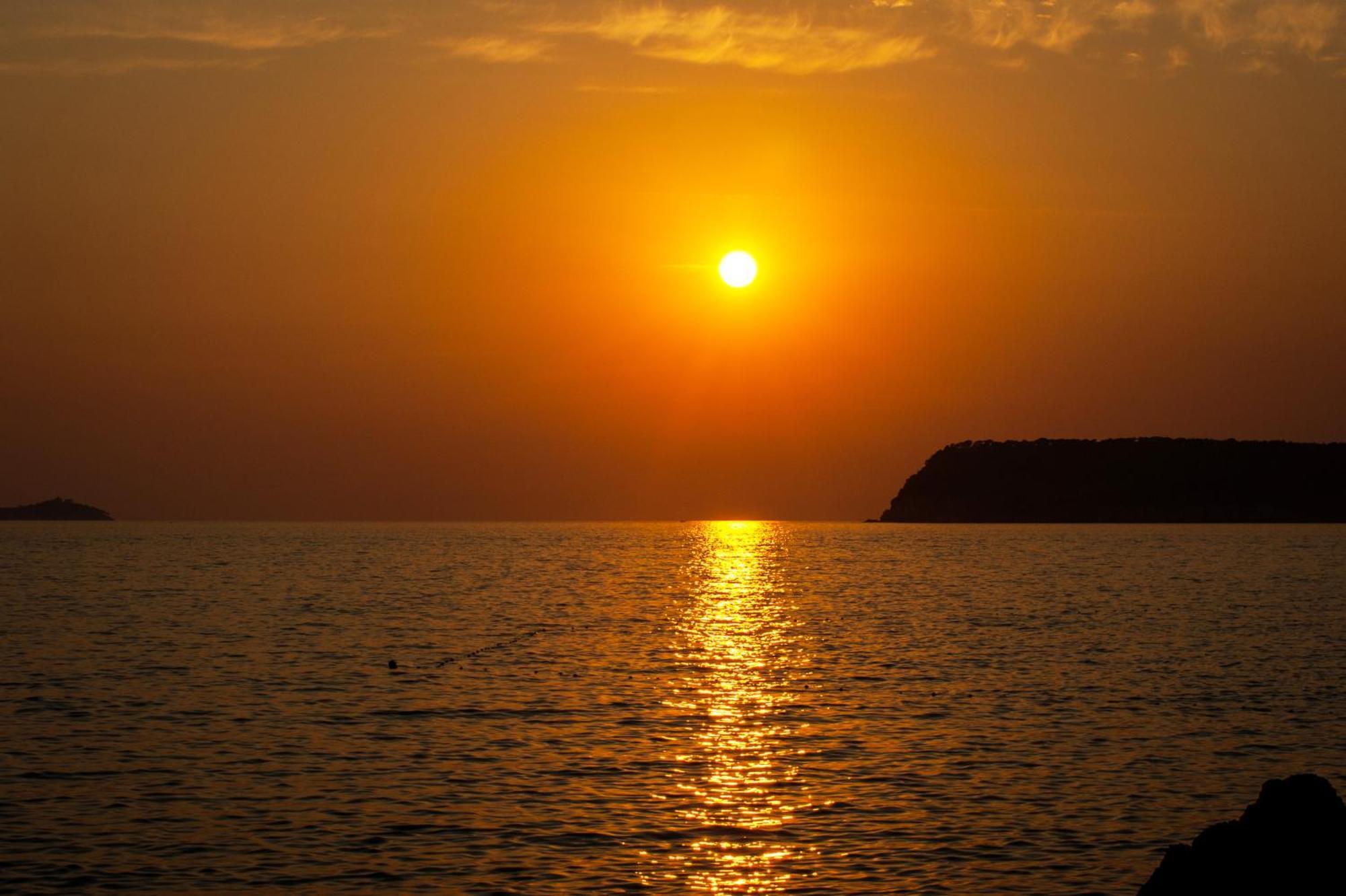 Royal Princess Hotel Dubrovnik Exterior foto Sunset over the Gulf of Policastro