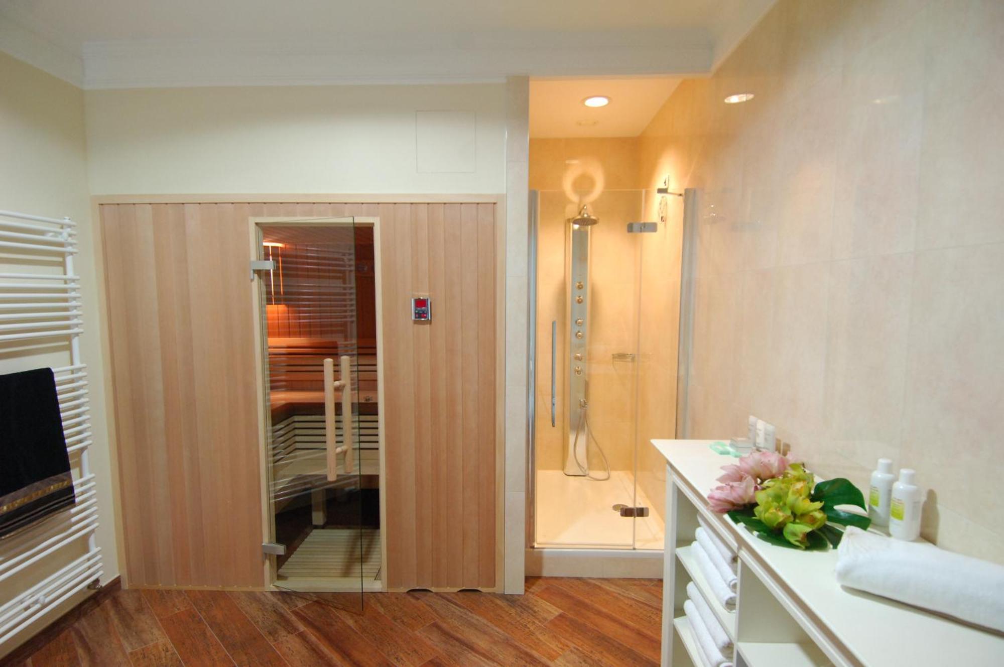 Royal Princess Hotel Dubrovnik Exterior foto A shower and sauna in a modern bathroom
