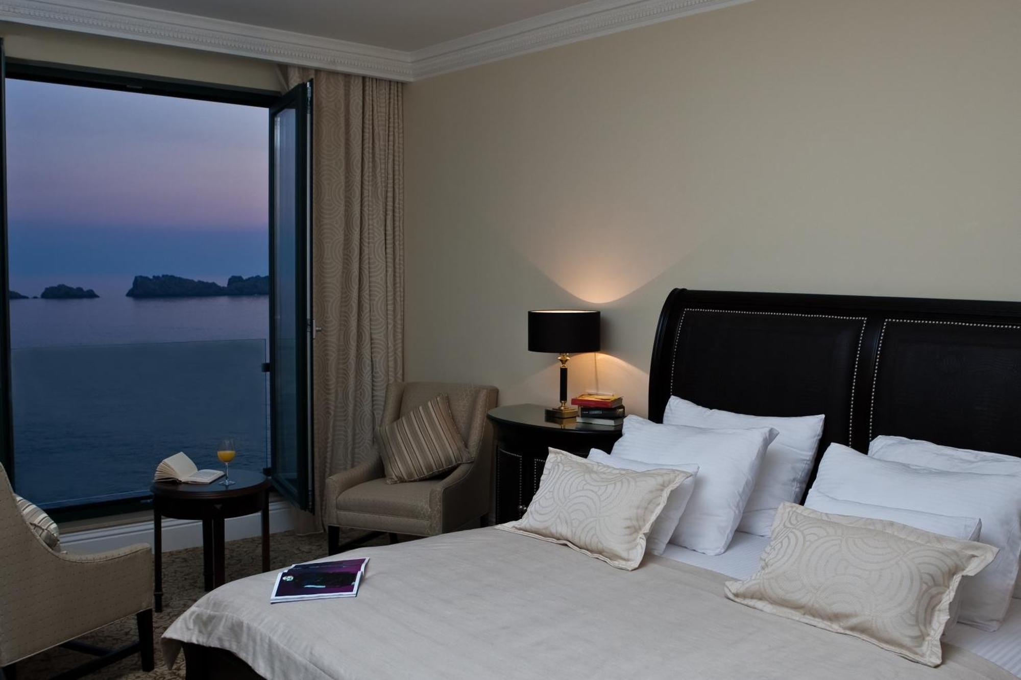 Royal Princess Hotel Dubrovnik Exterior foto A room at the hotel