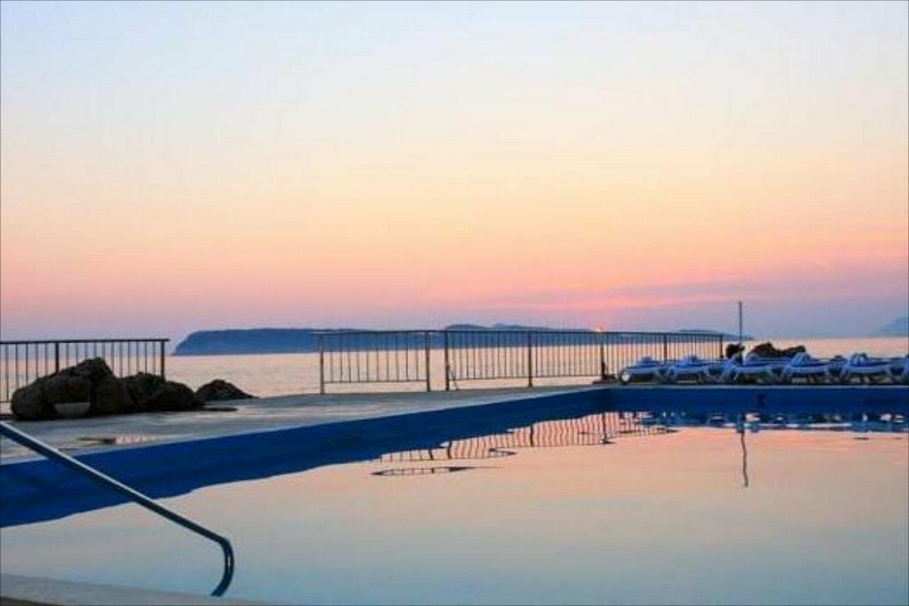 Royal Princess Hotel Dubrovnik Exterior foto Sunset at the port of Rafina